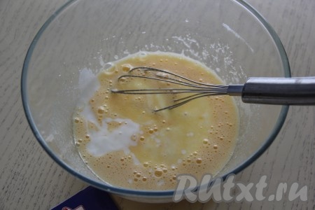 Влить кефир и перемешать смесь ещё раз.