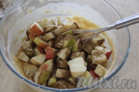 В тесто выложить яблоки, смешанные с корицей, перемешать.