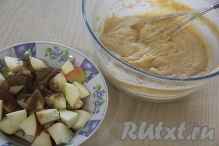 Перемешать венчиком тесто до однородного состояния. Тесто получится не очень густым. Яблоки вымыть, нарезать на средние кусочки, удаляя косточки и сердцевину (я не очищала яблоки от кожуры), выложить в отдельную миску. К кусочкам яблок добавить корицу, тщательно перемешать.