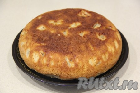 Готовый пирог достать из мультиварки при помощи поддона для варки на пару (входит в комплект любой мультиварки), перевернуть на тарелку и снять пергамент.