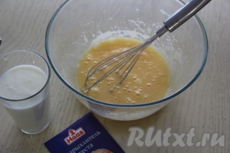 Перемешать венчиком до получения однородной яичной смеси.