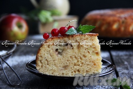 Пирог на кефире с яблоками в мультиварке