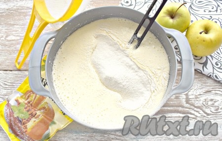 В эту сладкую яичную массу просеиваем пшеничную муку вместе с разрыхлителем.

