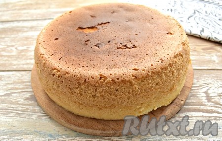 Даём бисквиту с яблоками немного остыть, а потом устанавливаем на чашу подходящую разделочную доску или тарелку (а лучше всего поставить поддон мультиварки для варки на пару), переворачиваем чашу, доставая бисквит. 