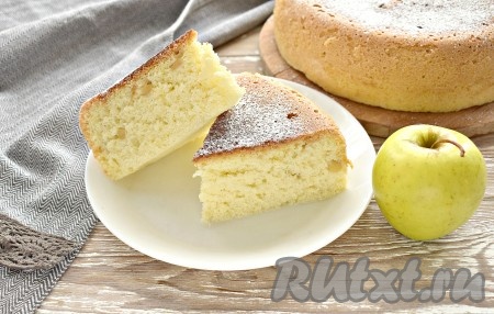 Посте остывания разрезаем пышный, нежный бисквит с яблоками, приготовленный в мультиварке, и с удовольствием угощаемся!
