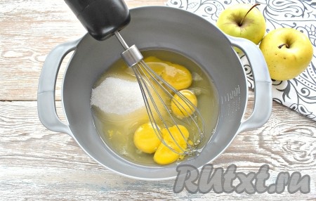 Всыпаем в глубокую миску сахар, сюда же разбиваем куриные яйца.