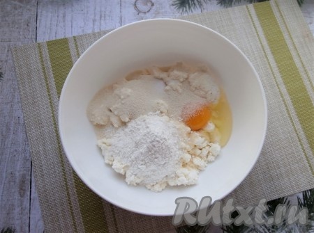 Сюда же добавить манную крупу и 0,5 стакана муки.
