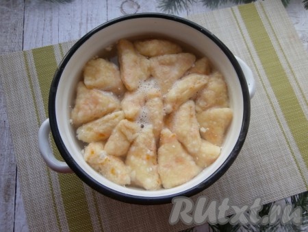 Вскипятить в кастрюле воду, посолить, выложить необходимое количество ленивых творожно-тыквенных вареников. Помешивая, отварить их на среднем огне до всплытия на поверхность (на это потребуется 5-7 минут).  Если вареников получилось больше, чем вы планировали сварить, тогда переложите их в один слой на присыпанную мукой досочку и заморозьте в морозилке, а в нужный момент достаньте и, не размораживая, выложите в закипевшую воду и отварите до готовности.