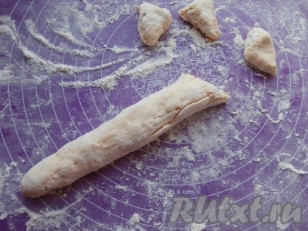 Подсыпая на рабочую поверхность муку, разделить тесто на части, скатать в "колбаски".