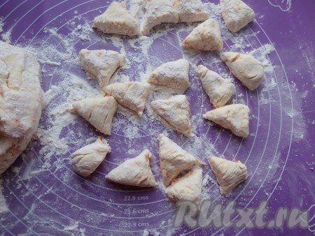 "Колбаски" нарезать на части наискосок, чтобы получились небольшие вареники.