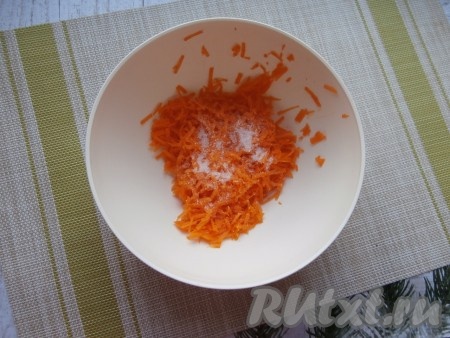 Очищенную тыкву натереть на средней (или мелкой) тёрке, посыпать 1 столовой ложкой сахара, оставить на 10 минут, затем отжать от лишней жидкости.