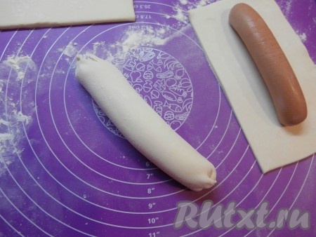 Обернуть сосиски тестом, защипнув все края и сверху, и с боку.