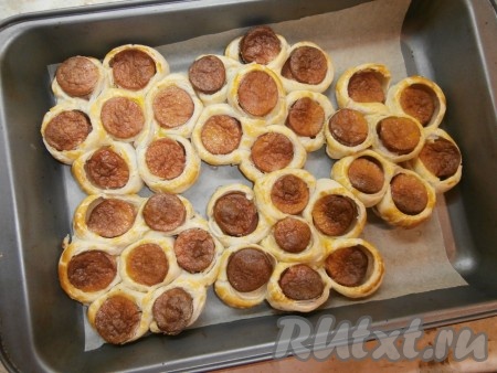 Выпекать "Ромашки" в разогретой духовке 15-20 минут при температуре 190 градусов.