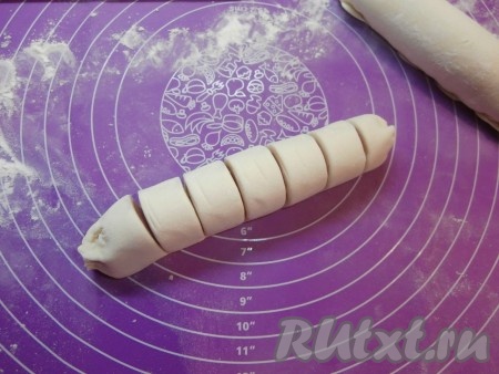 Сделать на каждой сосиске в тесте 6 разрезов так, чтобы сосиска была полностью разрезана, а нижняя часть теста - нет.