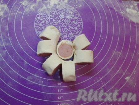 Сосиску положить разрезами в сторону, крайнюю часть вывернуть вверх - это будет серединка.