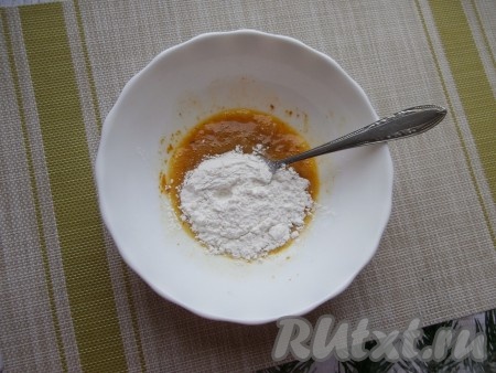 Хорошо разболтать содержимое тарелки вилкой, добавить крахмал, интенсивно перемешать кляр, чтобы не осталось комочков.