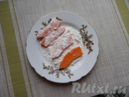 Кусочки тыквы обвалять со всех сторон в муке.