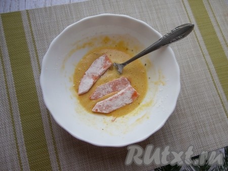 Затем кусочки тыквы, покрытые мукой, окунуть со всех сторон в кляр.