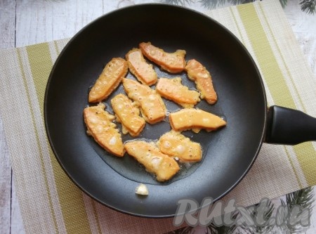 Выкладывать тыкву в кляре в разогретую с растительным маслом сковороду.