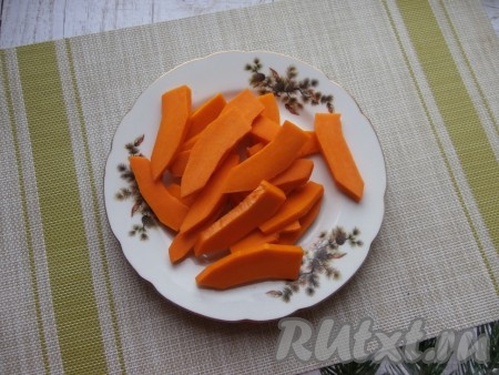 Тыкву нарезать на тонкие (толщиной около 0,5-0,7 см) кусочки (или брусочки).