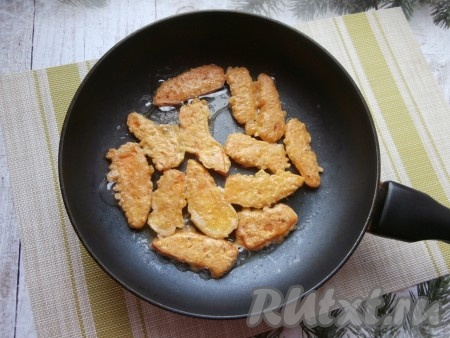 Жарить тыкву на небольшом огне до лёгкой румяности с двух сторон. 