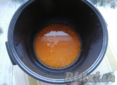 Тыква должна стать мягкой, если же по истечении времени она осталось твердоватой, тогда добавьте ещё немного времени. Помять мягкую тыкву прямо в чаше толкушкой.