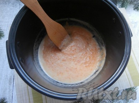 Снова выставить режим "Тушение" на 4-5 минут - до закипания смеси. Крышку мультиварки при этом не закрывать. Тонкой струйкой, постоянно помешивая смесь, всыпать манную крупу. Готовить манную кашу 3-4 минуты, постоянно помешивая. Сразу каша получится немного жидкой.