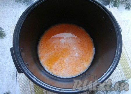 Влить молоко, всыпать сахар и соль, перемешать.