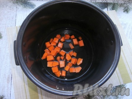 Очищенную тыкву нарезать на небольшие кубики, поместить в чашу мультиварки, влить воду. Выставить режим "Тушение" на 15-20 минут (продолжительность тушения зависит от сорта тыквы). Крышка должна быть закрытой.