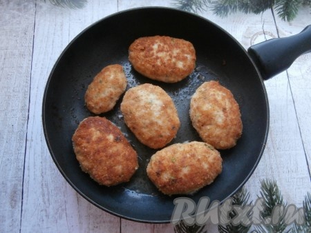 Жарить зразы до румяности с двух сторон (минуты по 3-4 с каждой стороны) на небольшом огне. Затем зразы полностью довести до готовности в микроволновке при мощности 750 Ватт в течение 2-3 минут (или в разогретой до 180 градусов духовке в течение 7-8 минут).