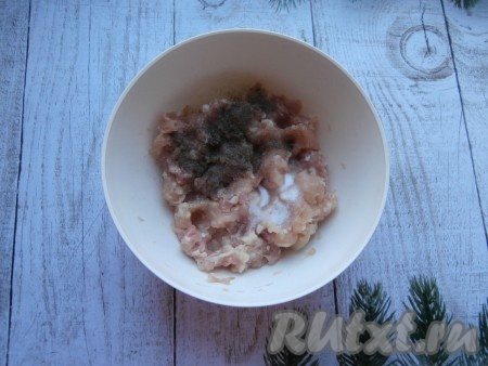 В небольшом количестве молока (или воды) замочить ломтики батона, а затем отжать от лишней жидкости. Куриный фарш, купленный в магазине (или полученный после прокручивания мяса через мясорубку), выложить в глубокую миску, поперчить по вкусу и посолить.