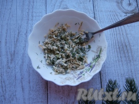 Хорошо перемешать сырную массу и начинка для наших куриных зраз готова.