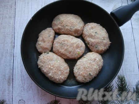 Хорошо прогреть в сковороде растительное масло, затем выложить куриные зразы с сыром.