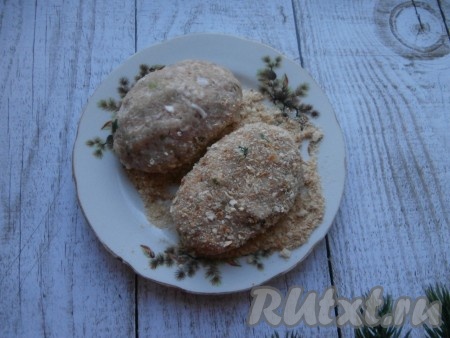 Тщательно слепить края каждой лепёшки, чтобы сыр оказался внутри, формируя продолговатые зразы. Куриные зразы обвалять в сухарях со всех сторон.