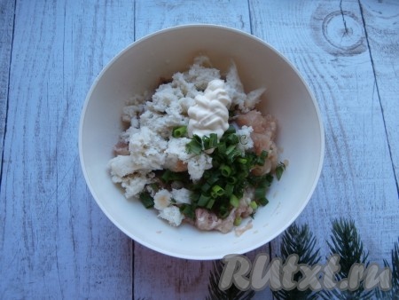 Сюда же добавить половину мелко нарезанного укропа и зелёного лука, а также отжатый батон, 1 столовую ложку майонеза, тщательно фарш вымешать.