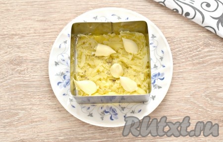 Морковь и картофель заранее отвариваем до мягкости (с начала кипения воды варим, примерно, 20-25 минут), яйца варим вкрутую (в течение 9-10 минут с момента закипания воды). Морковь, картошку и яйца после варки остужаем и очищаем. Приступаем к формированию салата "Мимоза", для этого на плоскую тарелку ставим сервировочную форму (можно собрать салат и в салатнике или в порционных креманках). Картофель натираем и выкладываем первым слоем, по вкусу его подсаливаем и перчим. Картофельный слой смазываем майонезом.