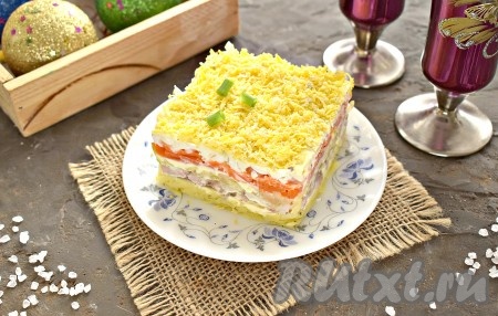 Вкусный, яркий салат "Мимоза" с горбушей и яблоком готов, но лучше дать ему немного пропитаться в холодильнике, чтобы блюдо было сочным. По желанию, можно украсить верх салата зеленью.