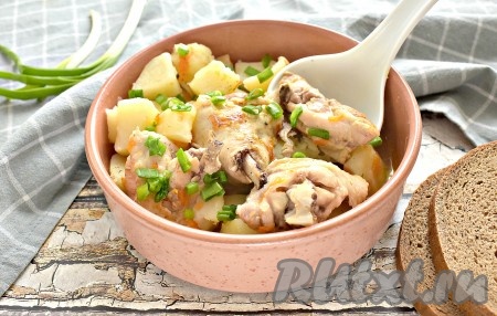 Вкусное, сытное, сочное жаркое из курицы с картошкой раскладываем из чаши мультиварки по глубоким тарелкам и подаём к столу. По желанию, можно посыпать блюдо нарезанной свежей зеленью. 
