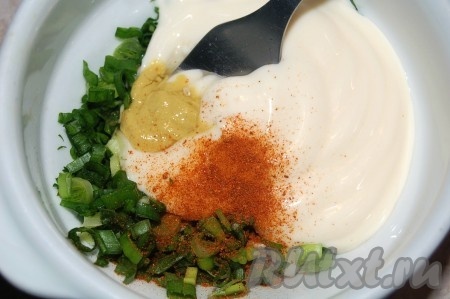 К зелени добавить майонез, горчицу, острый перец, лимонный сок.
