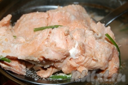 Сначала нужно отварить семгу. Для этого налить в кастрюлю воду, добавить соль, перец, довести до кипения и в кипящую воду опустить кусочки семги. Проварить после закипания 5 минут и выключить огонь. Семгу вынуть из кастрюли через 15 минут.
