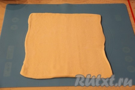 Каждый пласт теста слегка раскатать на поверхности, припылённой мукой.