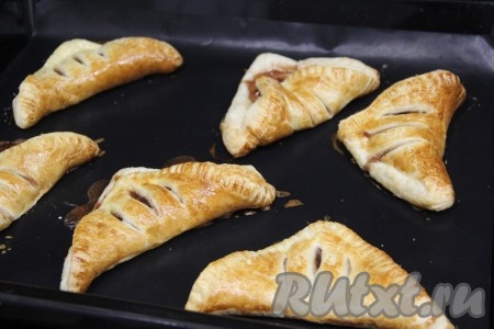 Выпекать слойки минут 15 (до золотистого цвета) при температуре 200 градусов.