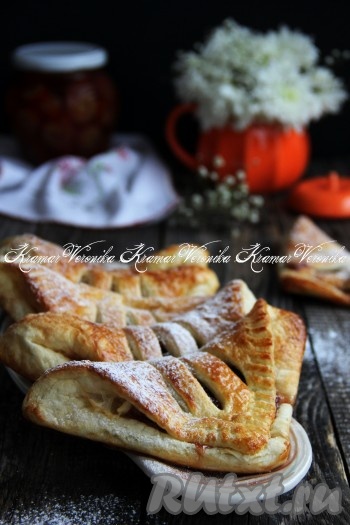 Аппетитные, вкусные слойки с малиновым вареньем переложить на тарелку, дать остыть и можно подавать к столу. Такая выпечка из слоёного теста прекрасно разнообразит домашнее чаепитие, а готовится она ну очень просто!