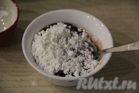 В отдельной глубокой тарелке соединить варенье и крахмал, перемешать.