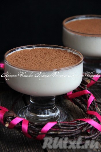 Вкусное и нежное суфле, приготовленное из белков и желатина, подать к столу.