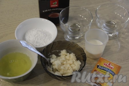 Желатин развести в 100 мл холодного молока и оставить на 15 минут набухать.