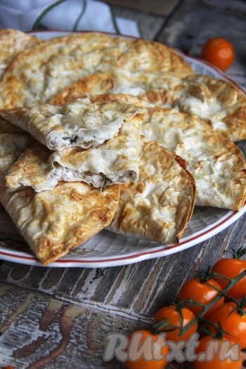 Готовые очень сочные, вкусные чебуреки из лаваша с фаршем достать из духовки и в горячем виде подать к столу.