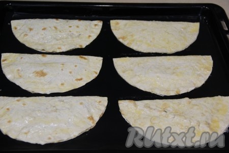 На противень, застеленный тефлоновым ковриком (или пергаментом), выложить чебуреки и смазать яйцом.