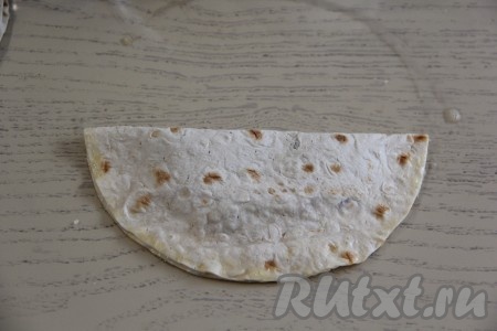 Сложить круг из лаваша пополам, формируя чебурек, скрепить края и крепко прижать. Аналогично сформировать все чебуреки из лаваша с фаршем.