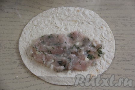 Выложить часть фарша (я выкладывала по 1 столовой ложке) на одну половинку круга и распределить, как на фото, оставляя края чистыми.  